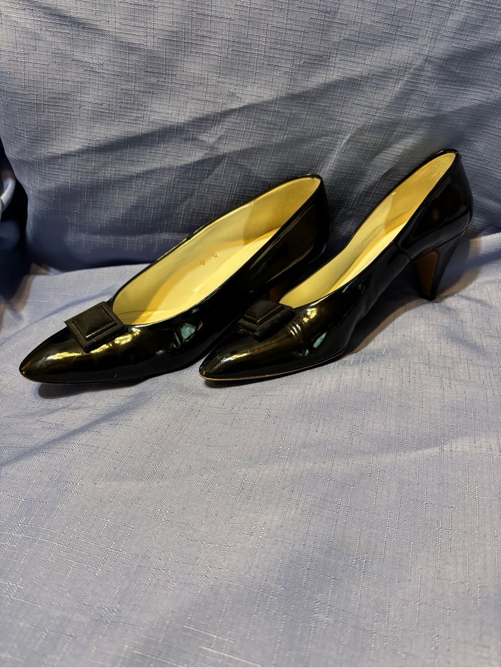Liz Claiborne Black Patent Mid-Heel Pointed Toe Pumps with Bow 9N